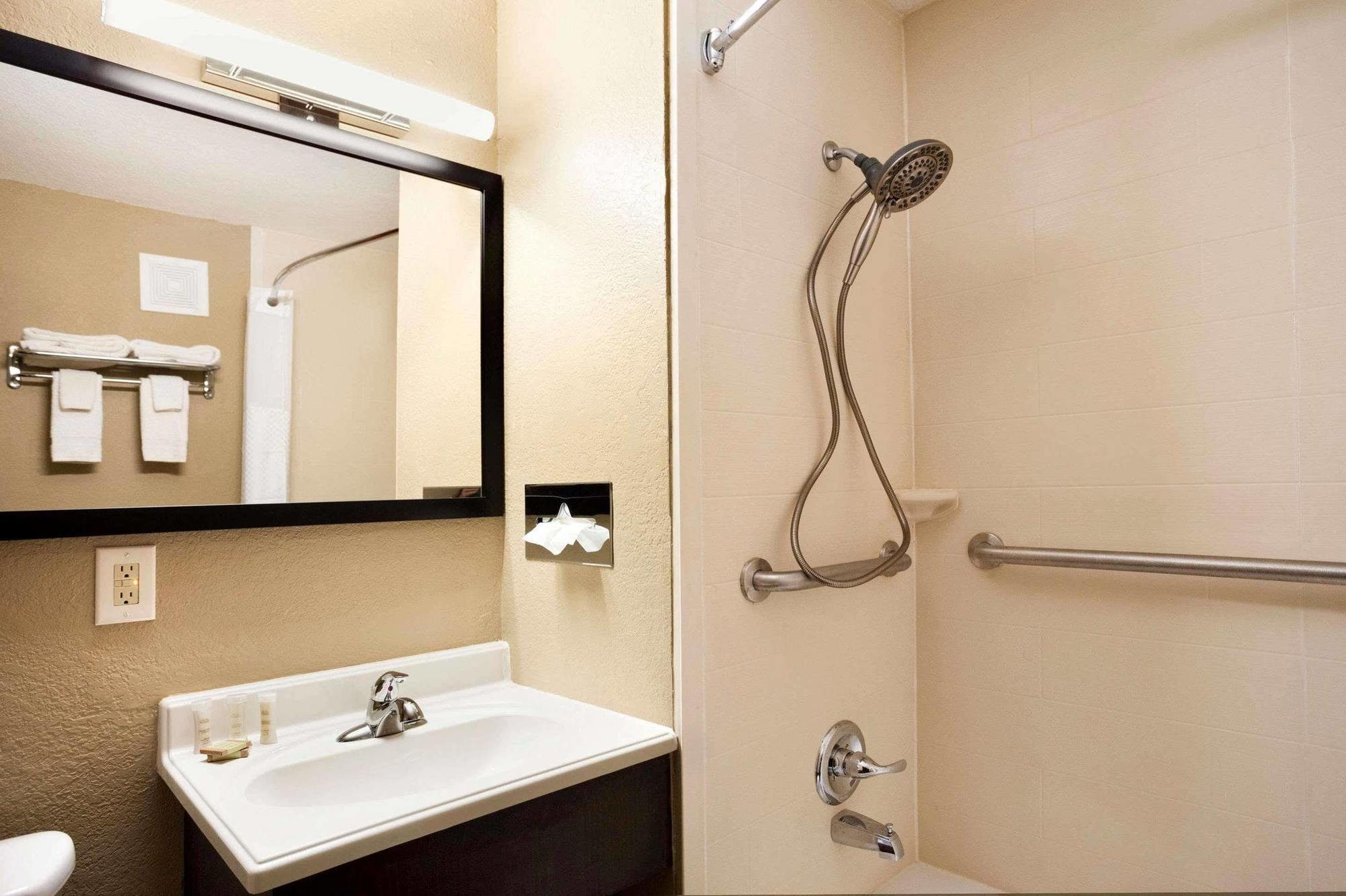 Super 8 By Wyndham Joplin Hotel Bagian luar foto